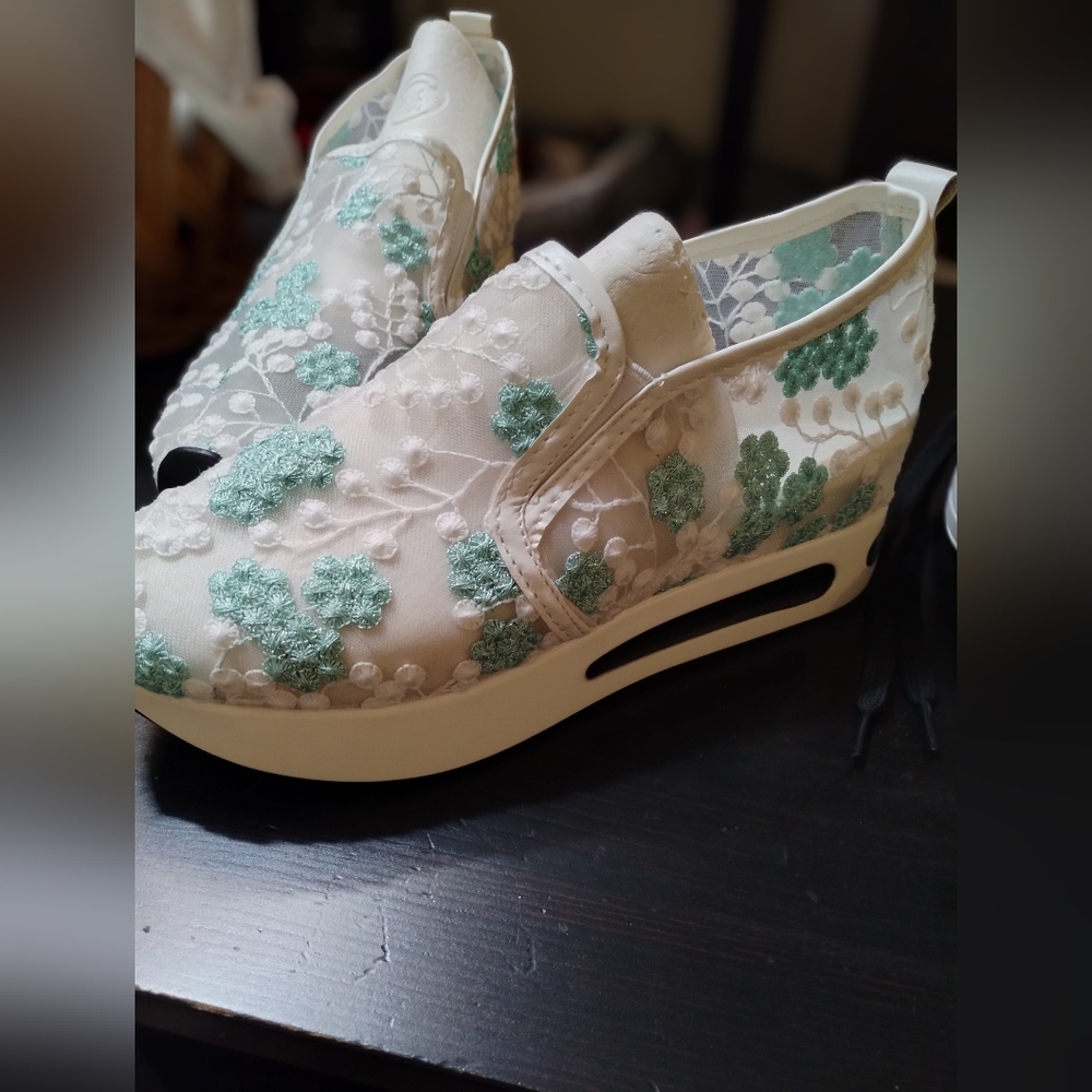 Floral Embroidery Floral Mesh Sneakers
